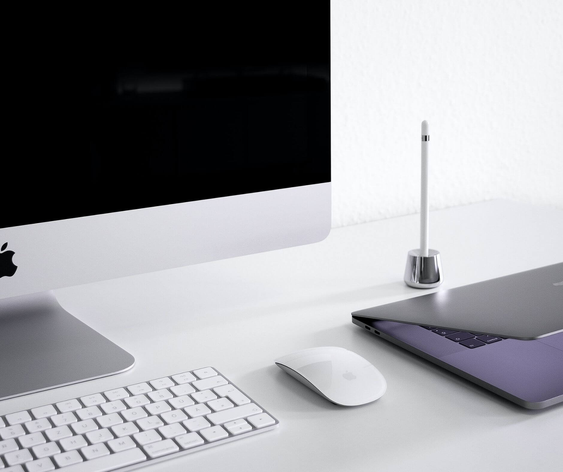 Close-up photograph of desktop, laptop and mouse.